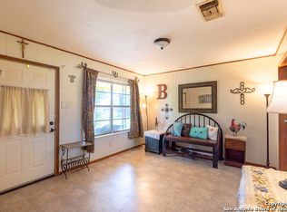 1104 E Warhorse Dr, Devine, TX 78016