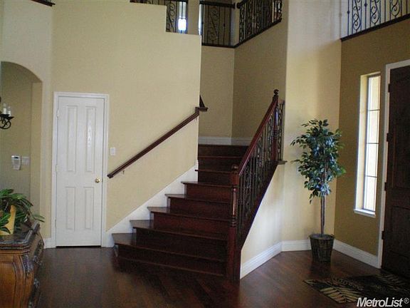 3rd image of 1002 Fountain Dr