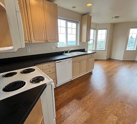 4th image of 1409 Queen Anne Ave N APT 602