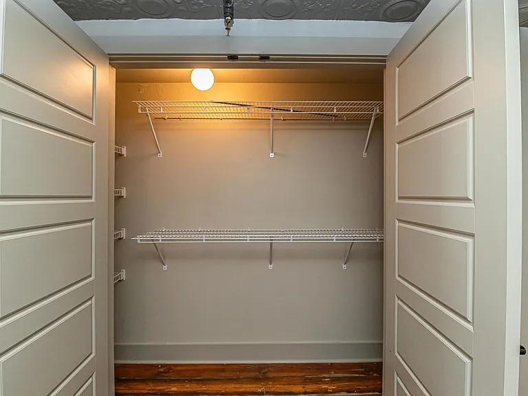 215 Nash St E — Photo 24