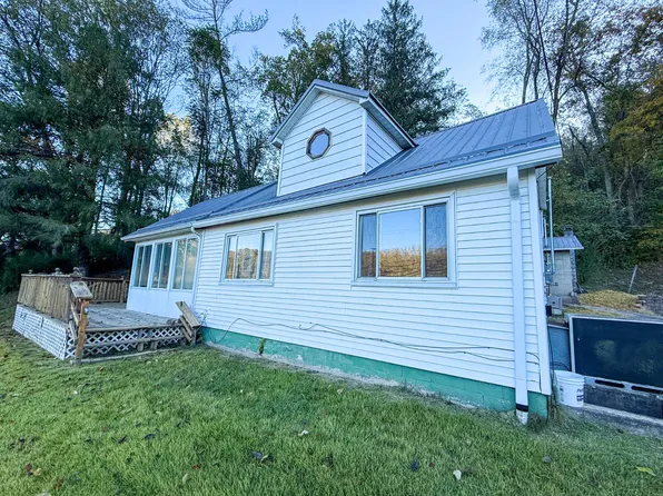 105 River St, Gassaway, WV 26624