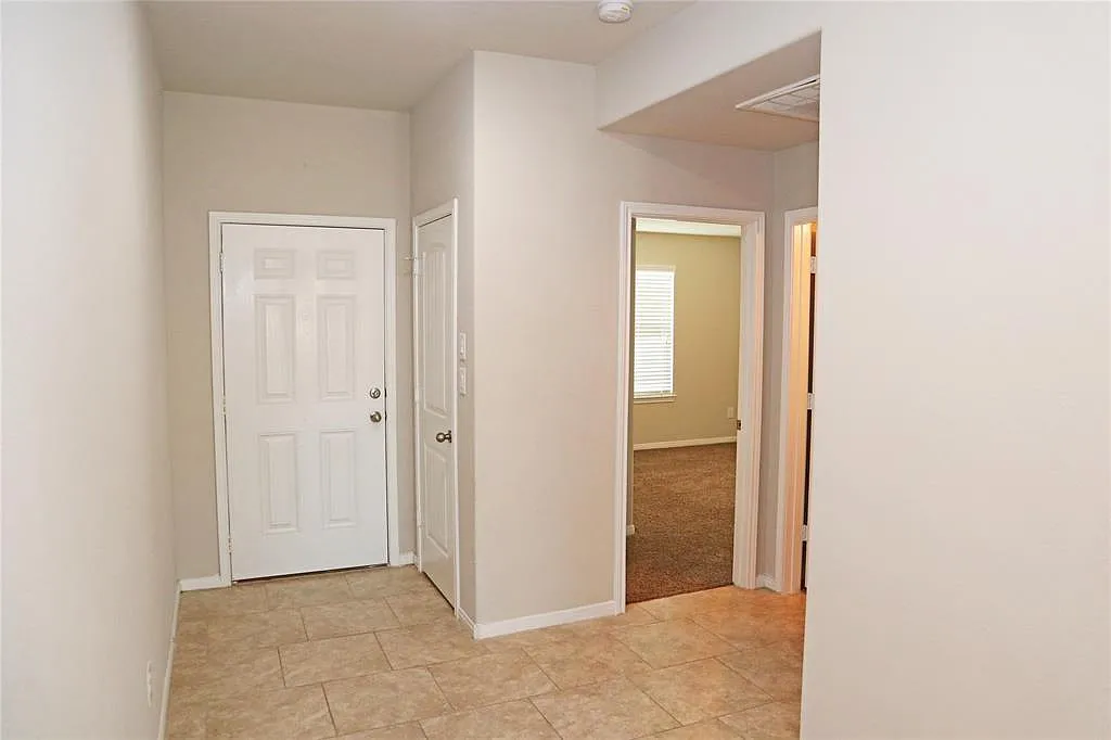 3 bed, 2.0 bath, 1701 sqft, $1,975 — Photo 4