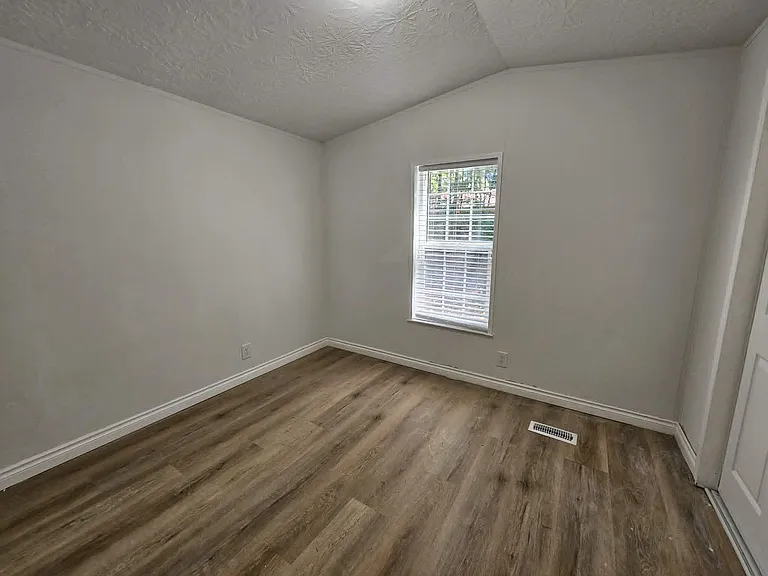 100 E Kilmarnock Rd — Photo 4