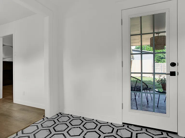 2910 W Crawford St — Photo 12