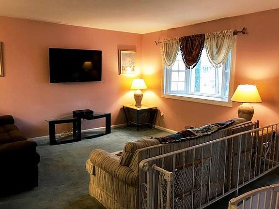 Bright, Airy Livingroom