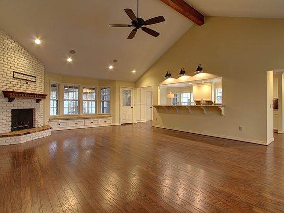 5th image of 2673 N Elizabeth Ave