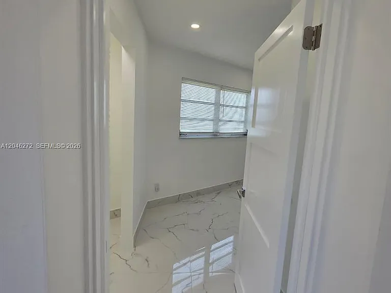305 SE Airoso Blvd — Photo 41
