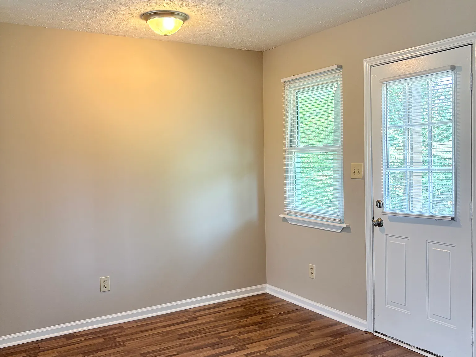 3 bed, 1000 sqft, $895 — Photo 4