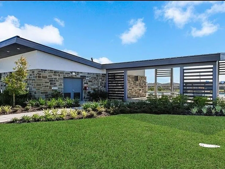 1210 Hughes Crossing Dr — Photo 23