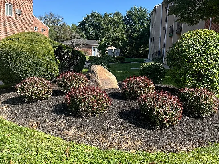 Oakwood Manor — Photo 2