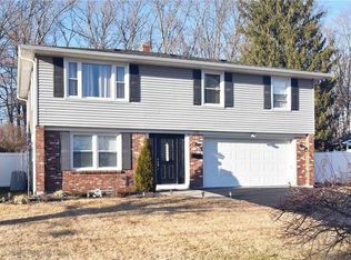128 Crest Dr, Pawtucket, RI 02861