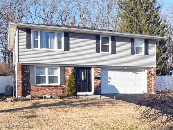 128 Crest Dr, Pawtucket, RI 02861