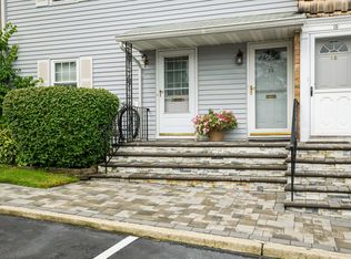 5 Anchorage Ln APT 2A, Oyster Bay, NY 11771