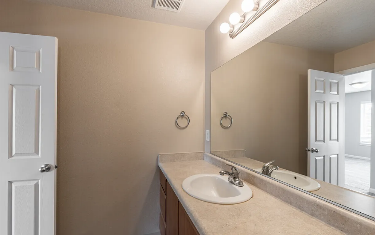 Hawks Ridge Apartments — Photo 4