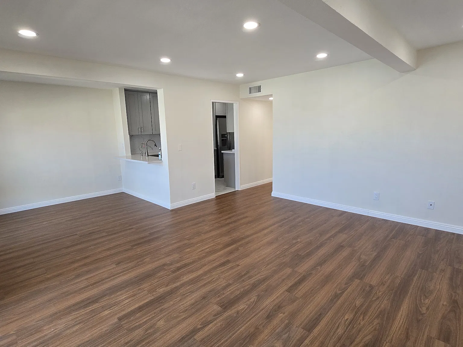 2 bed, 862 sqft, $3,500 — Photo 2