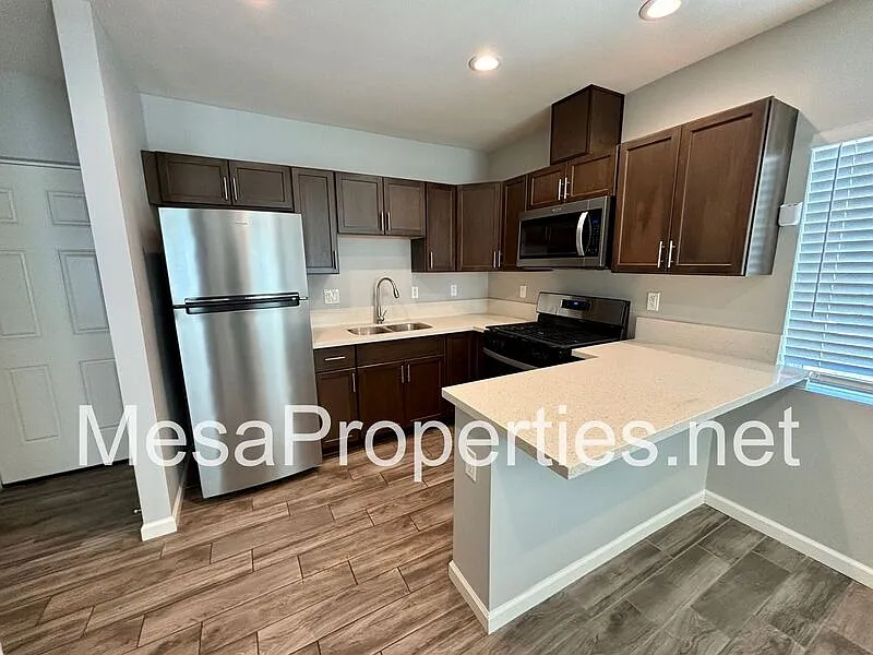 1 bed, 1.0 bath, 400 sqft, $1,800 — Photo 3