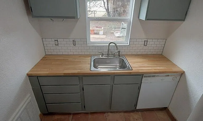 210 Cates St — Photo 4