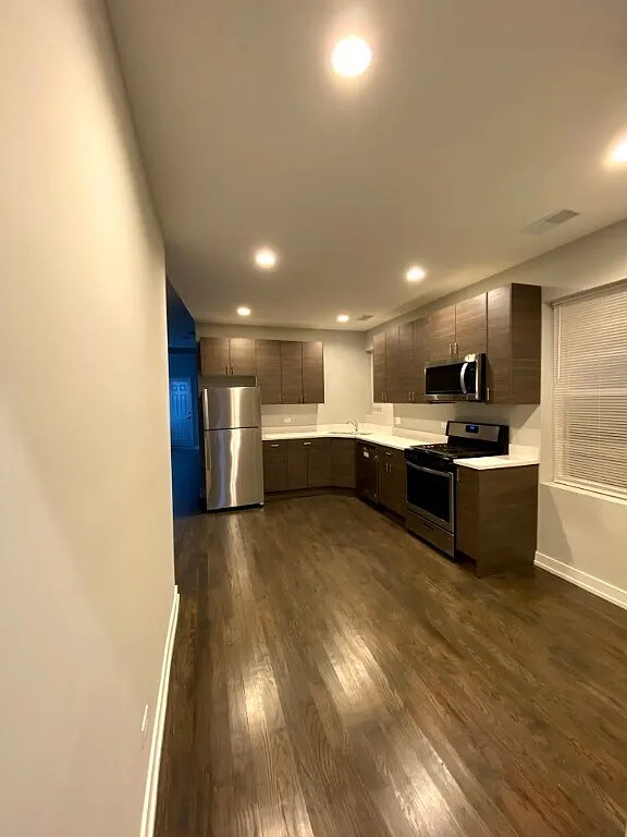 Building Photo - 2750 W Cermak Rd #2F