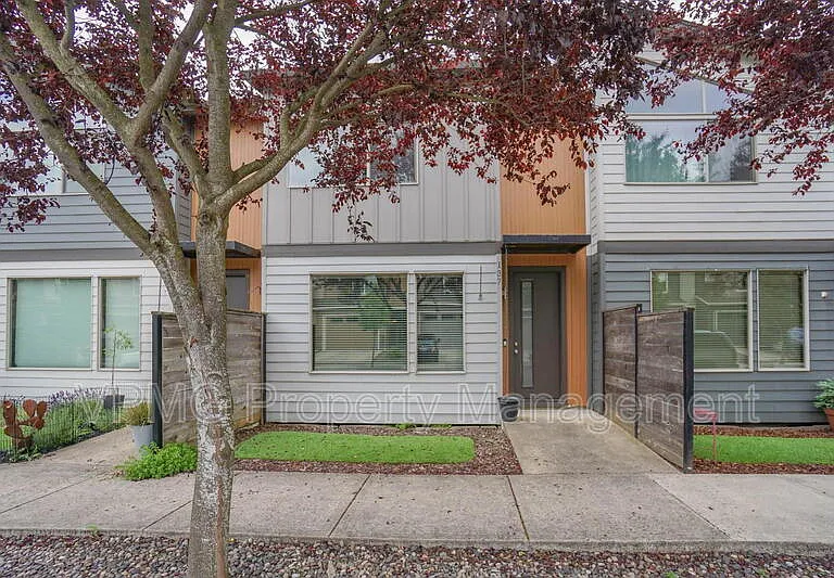 137 N 44th Pl — Photo 1