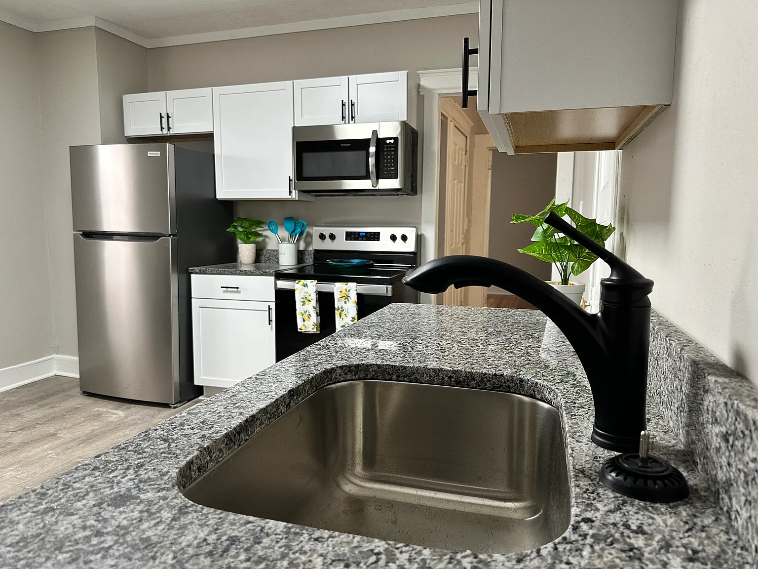 6 bed, 2500 sqft, $4,710 — Photo 2