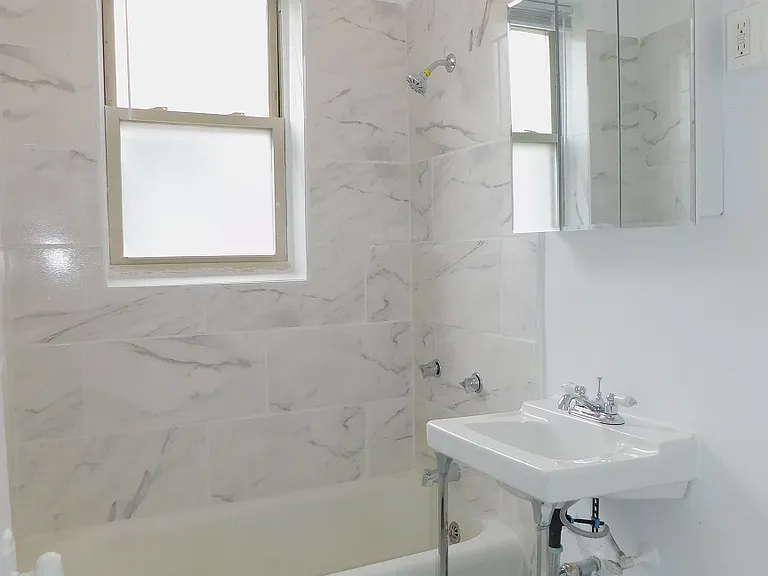 725 Washington St — Photo 9