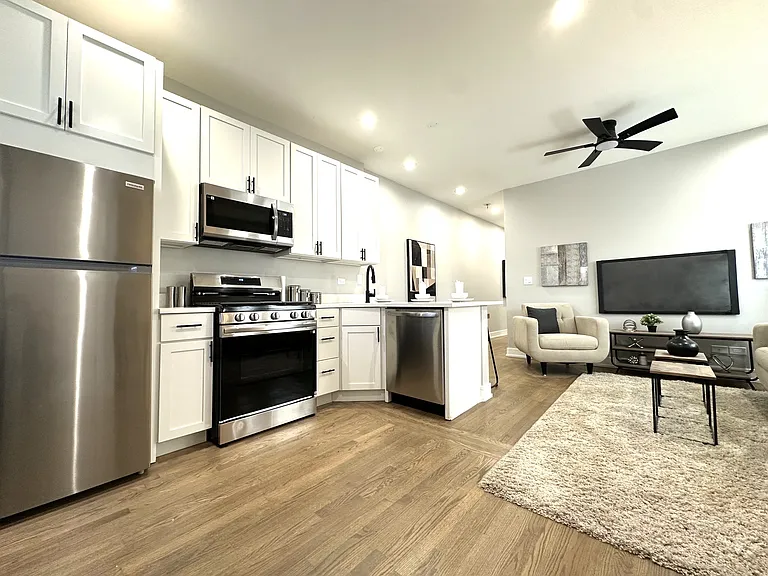 5452 N Paulina St #1R — Photo 4