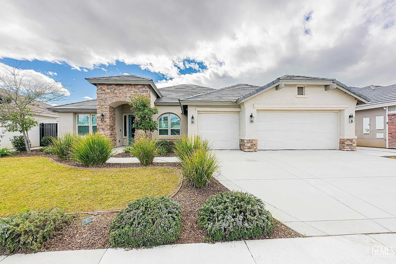 4 bed, 2.5 bath, 2724 sqft, $3,595 — Photo 2