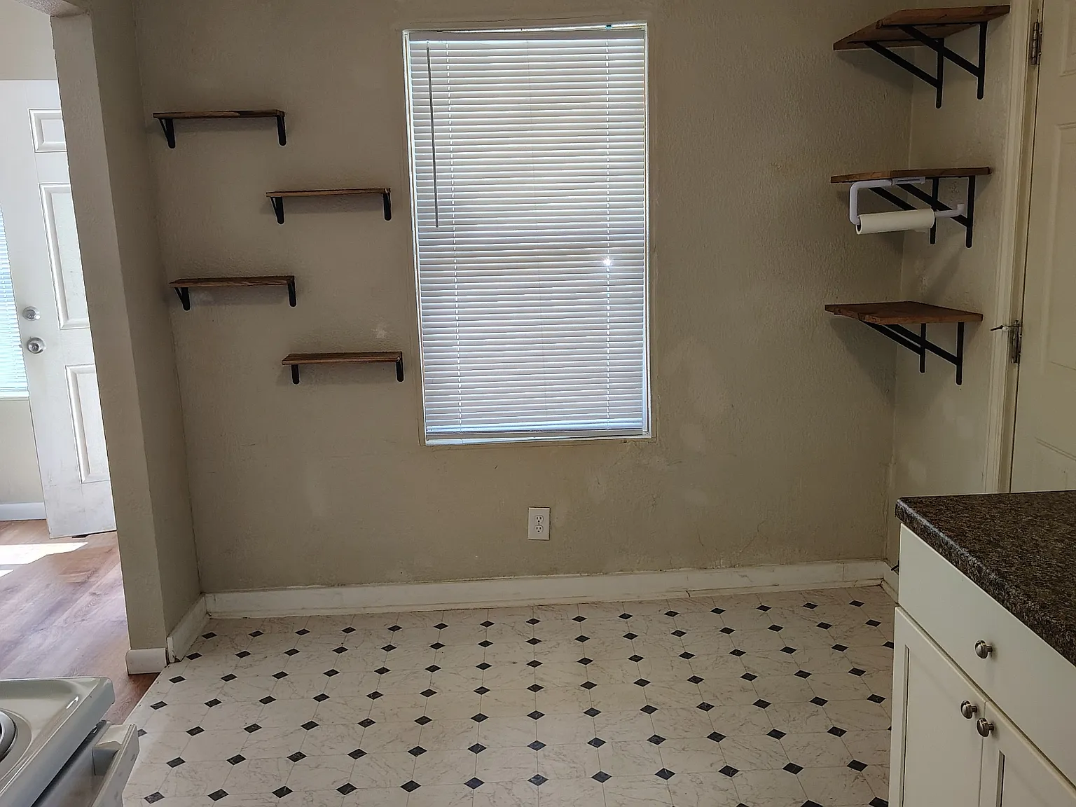 2 bed, 700 sqft, $1,300 — Photo 3