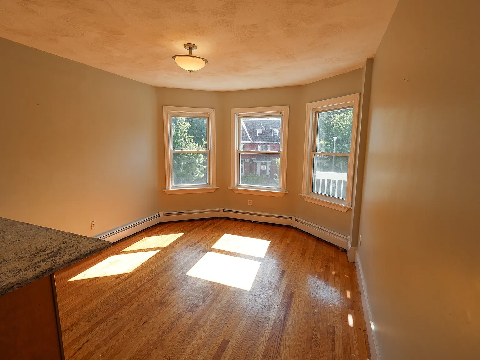 4 bed, 1.0 bath, 1400 sqft, $3,800 — Photo 3