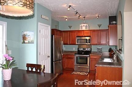 Kitchen and dining area!
						:
						Gorgeous kitchen with stainless steal appliances and many other upgrades!