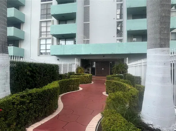 1825 W 44th Pl APT 302, Hialeah, FL 33012