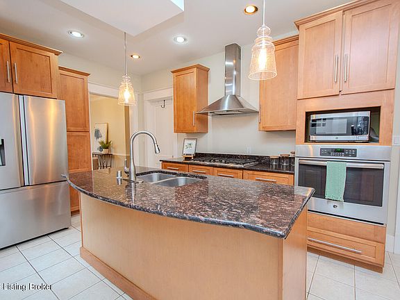 3rd image of 2104 Lauderdale Rd