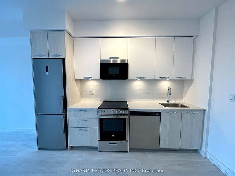 75 James St S #908 — Photo 4
