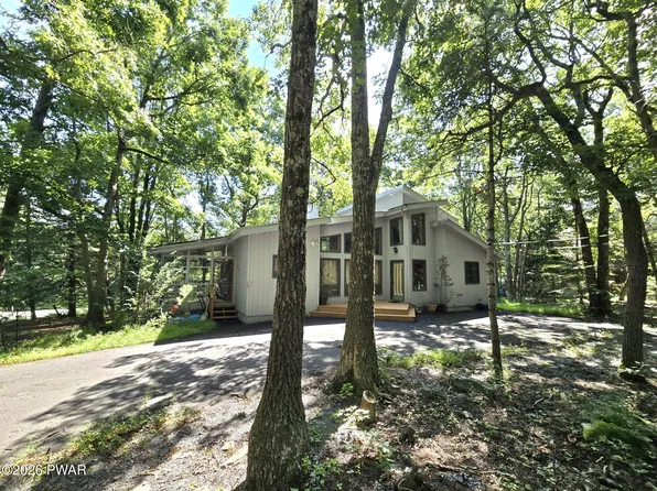 801 Tanager Ct, Hawley, PA 18428