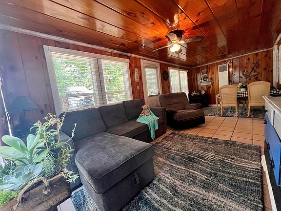 3rd image of 400 Sumac Ave