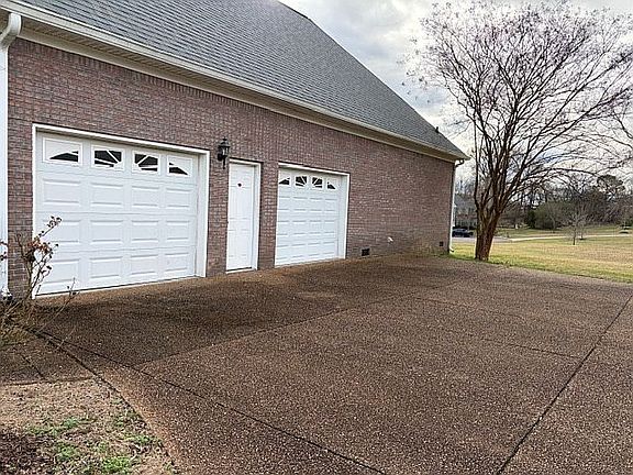 4th image of 2327 Glennridge Rd