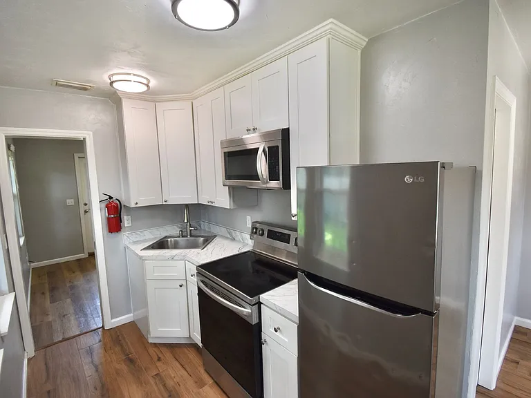 626 W Georgia St — Photo 5