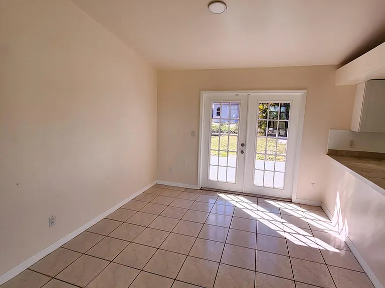 1014 NE 5th Pl — Photo 11