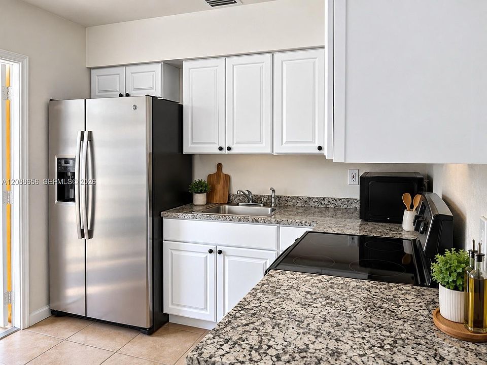 1st image of 412 SW 10th St #2