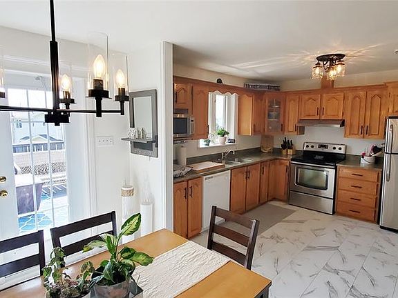 3rd image of 8 Breeze Place