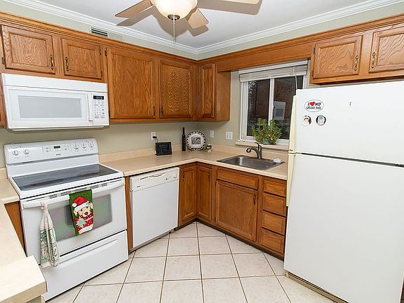3rd image of 3396 Devonwood Dr NE