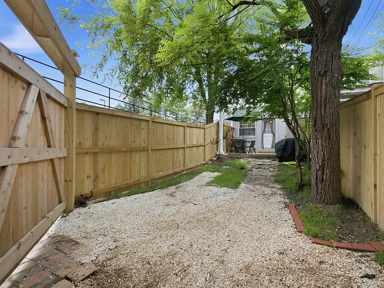 1317 Pendleton St — Photo 6