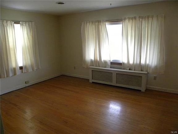 4th image of 861 N Lacrosse St