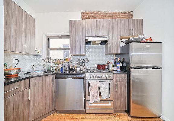 5th image of 208 E 13th St APT 6R