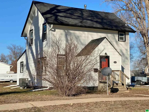 415 6th St SE, Le Mars, IA 51031