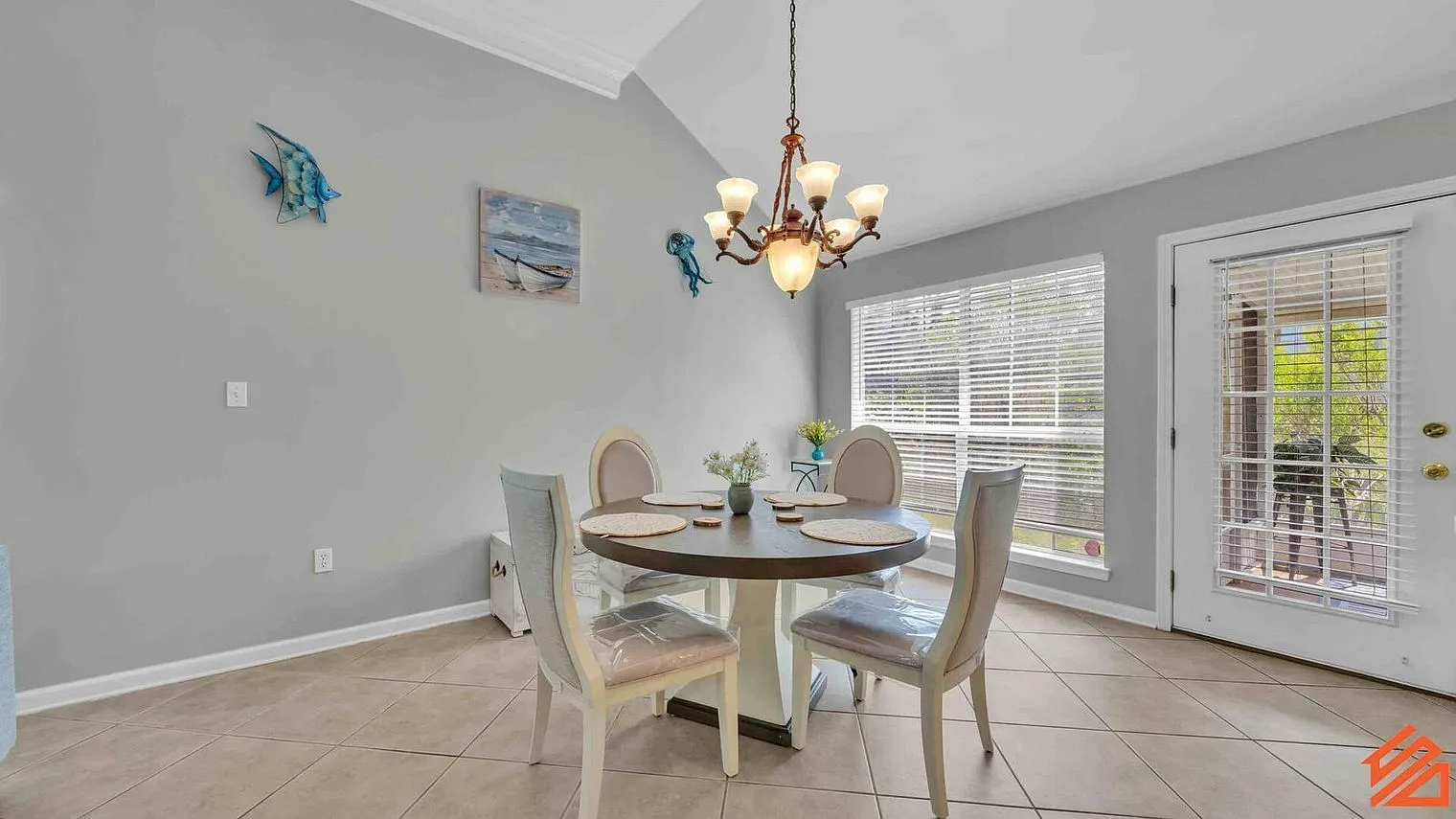 3 bed, 2.0 bath, 17523 sqft, $3,055 — Photo 3