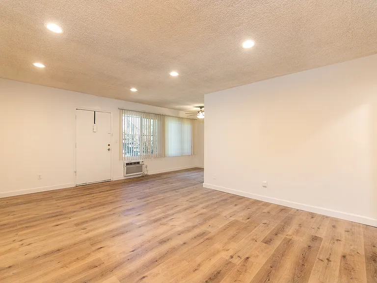 1908 Clinton St #4 — Photo 16