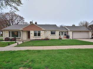 2572 N 95th St, Wauwatosa, WI 53226