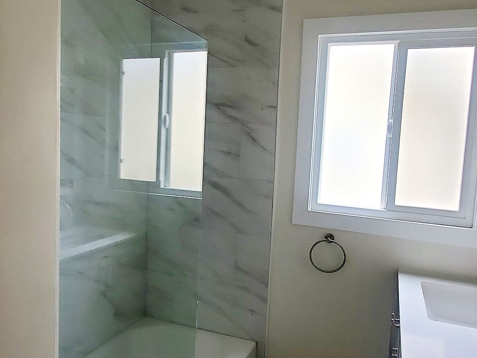 Full bathroom, shower and tub