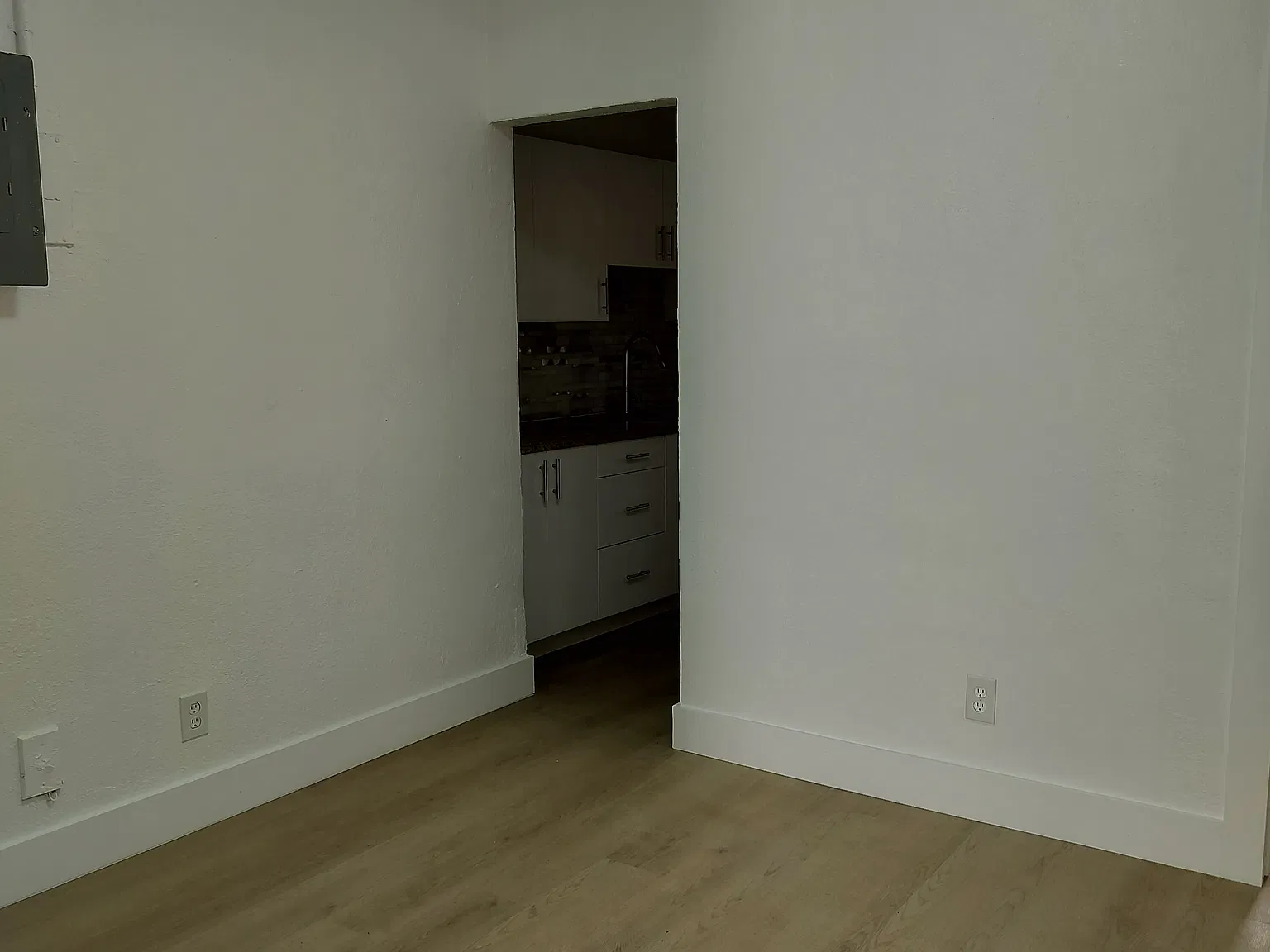 3 bed, 1000 sqft, $2,500 — Photo 2